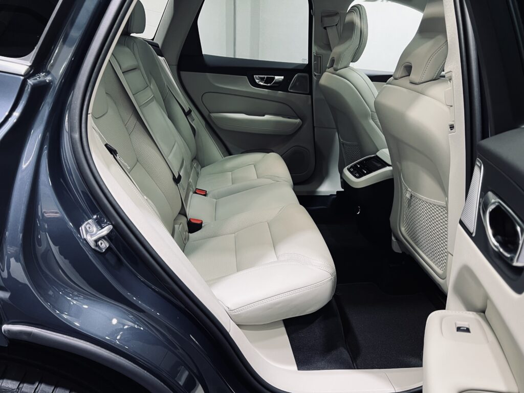 XC60 D4 AWD インスクリプション後部座席