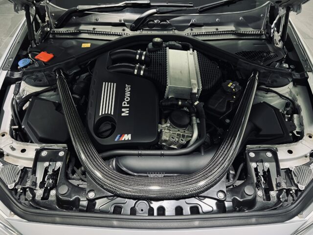 BMW M2 クーペエンジンルーム