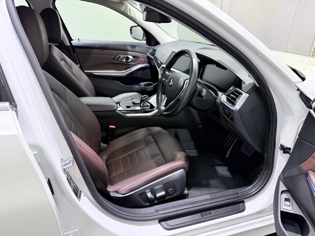 BMW 320i ピュアエレガンス 内装