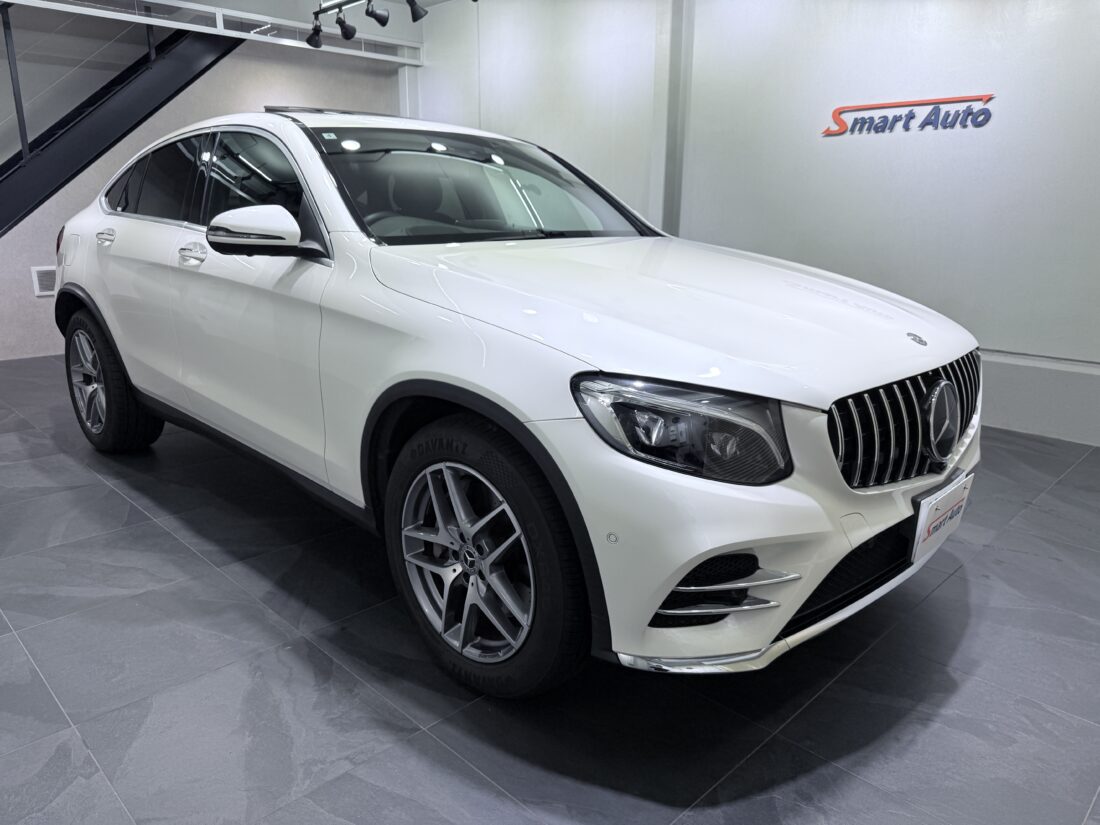 スポーツ本革仕様、ガラスサンルーフ付き < 2019年式 メルセデス・ベンツ GLC220d > が入ってきました。