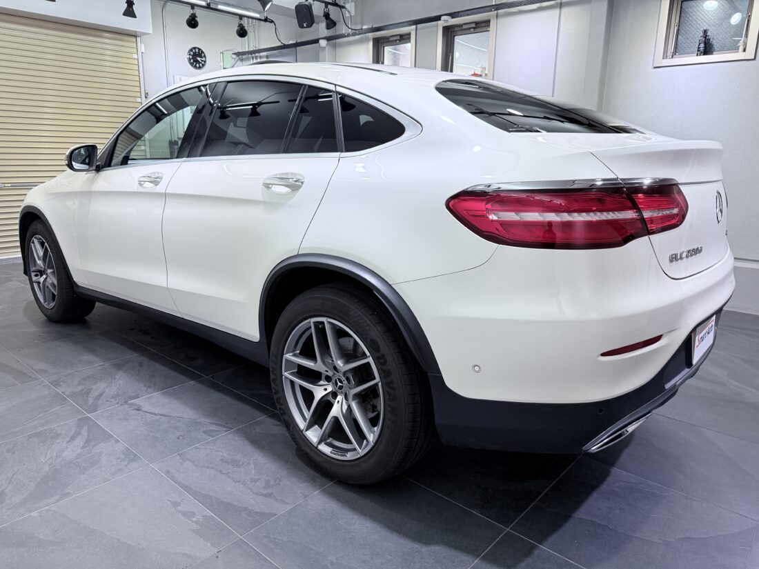 スポーツ本革仕様、ガラスサンルーフ付き < 2019年式 メルセデス・ベンツ GLC220d > が入ってきました