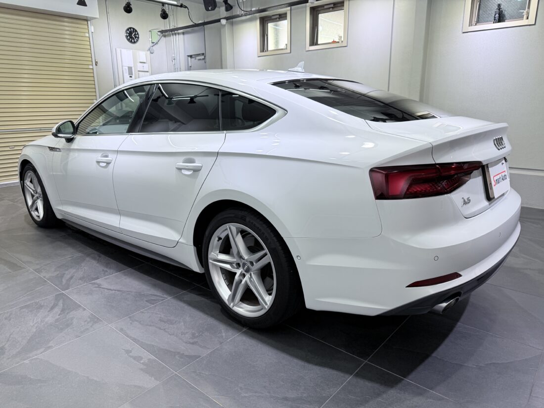 2020年式 アウディ A5 スポーツバック 40TFSI スポーツSラインPKG. の、ワンオーナー・ディーラー整備・走行 7,600km・屋内保管・禁煙の良質車が入庫致しました。