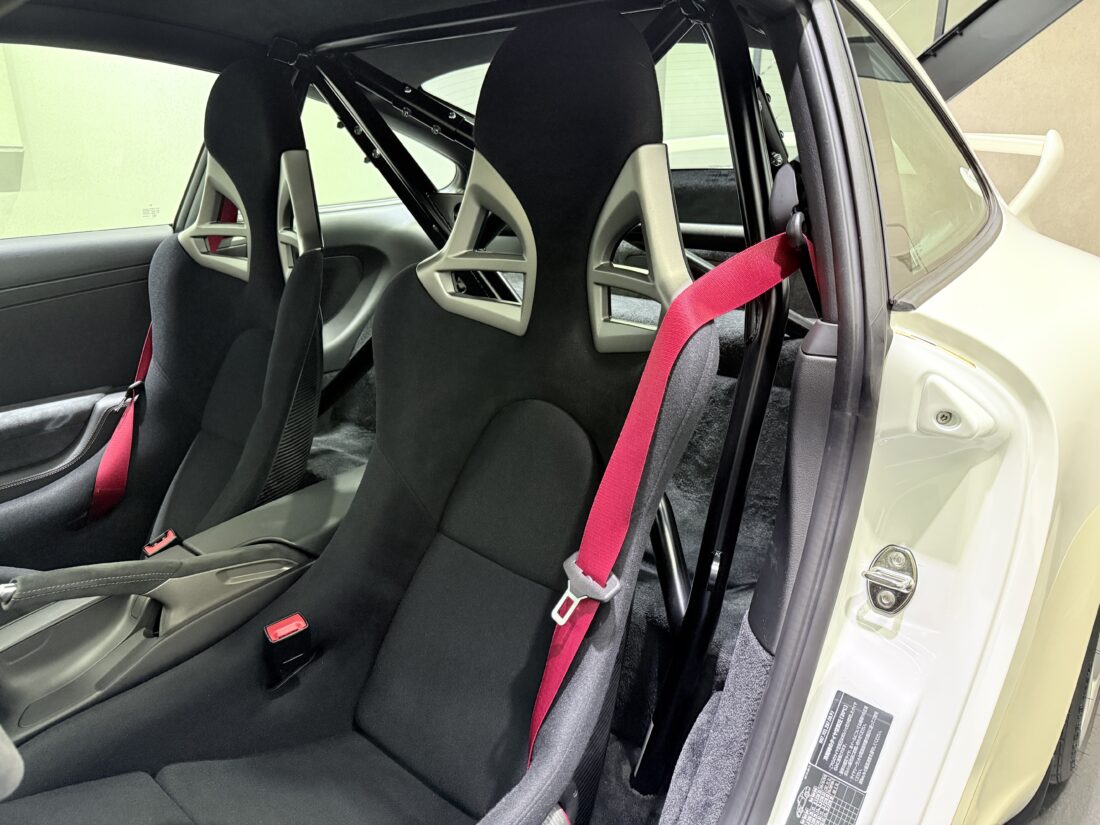 現在、日本の中古車市場に出回っている ポルシェ 997 GT3 の前期モデルとしては圧倒的に距離浅（ 3､880km ）の、実質2オーナー（販売業者除く）となる極上コンディションの1台が入庫いたしました。　こちらは2007年式の正規ディーラー車で、クラブスポーツPKG.を装備しております。