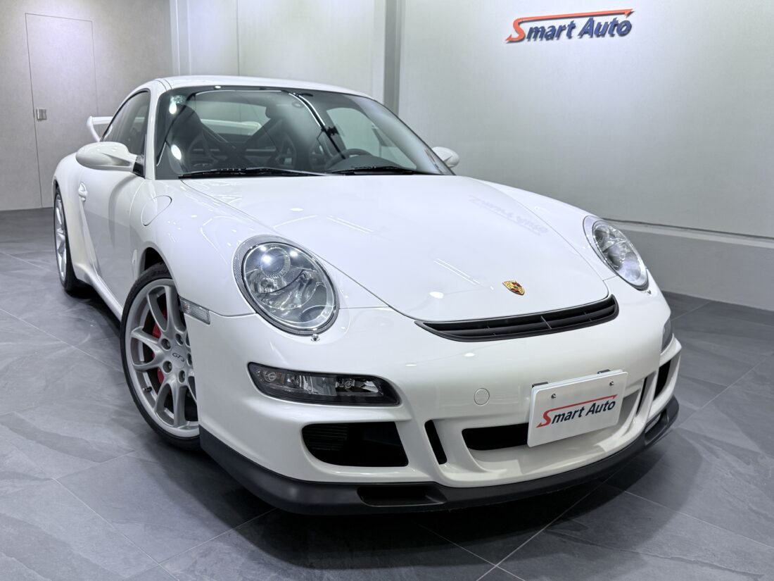 現在、日本の中古車市場に出回っている ポルシェ 997 GT3 の前期モデルとしては圧倒的に距離浅（ 3､880km ）の、実質2オーナー（販売業者除く）となる極上コンディションの1台が入庫いたしました。　こちらは2007年式の正規ディーラー車で、クラブスポーツPKG.を装備しております。