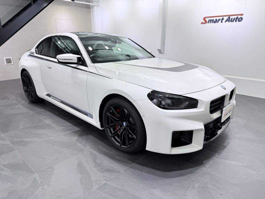この度、当店に入庫いたしました G87型 BMW M2 クーペ は、スポーツカーの走りを存分に楽しめる6速マニュアルトランスミッション仕様で、アルピンホワイトⅢの鮮やかなボディカラーが際立つスタイリッシュなクーペです。