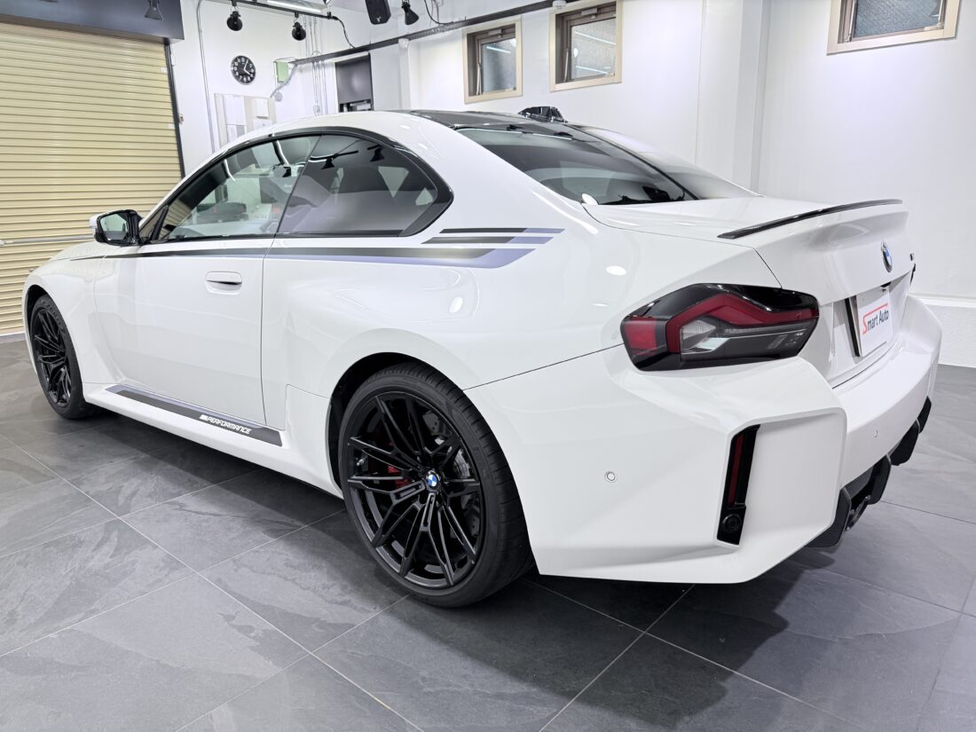この度、当店に入庫いたしました G87型 BMW M2 クーペ は、スポーツカーの走りを存分に楽しめる6速マニュアルトランスミッション仕様で、アルピンホワイトⅢの鮮やかなボディカラーが際立つスタイリッシュなクーペです。