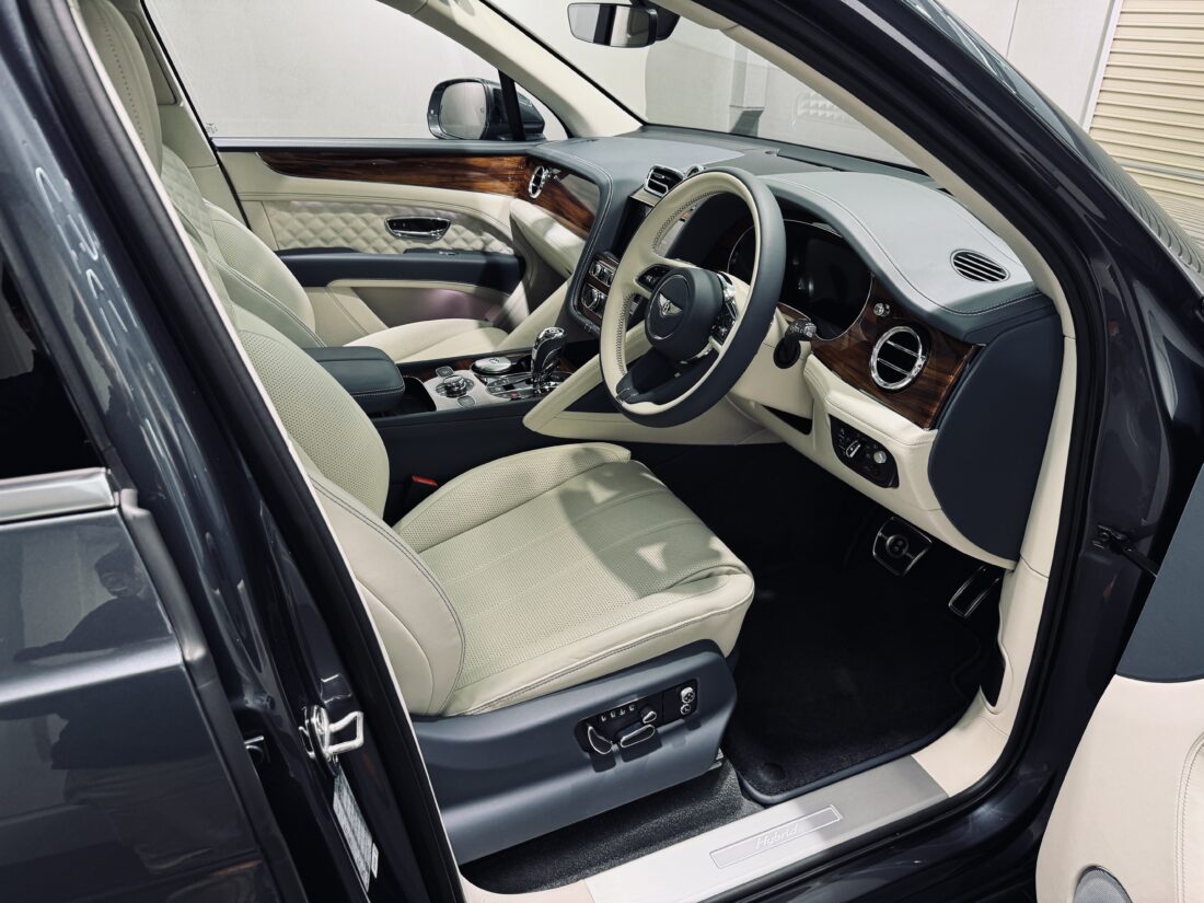 ベントレーベンテイガハイブリッド内装