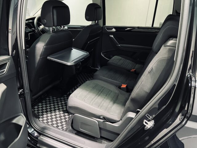 フォルクスワーゲン　ゴルフトゥーラン　後部座席