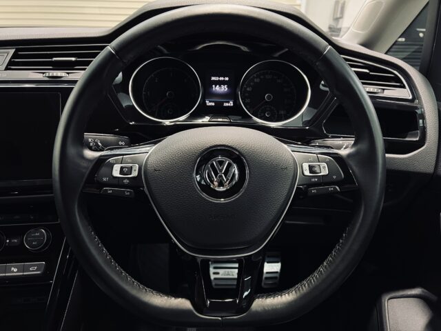 フォルクスワーゲン　ゴルフトゥーラン　ハンドル