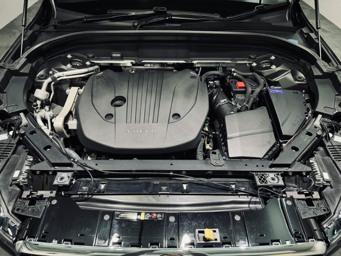 XC60 B5 AWD インスクリプション エンジンルーム
