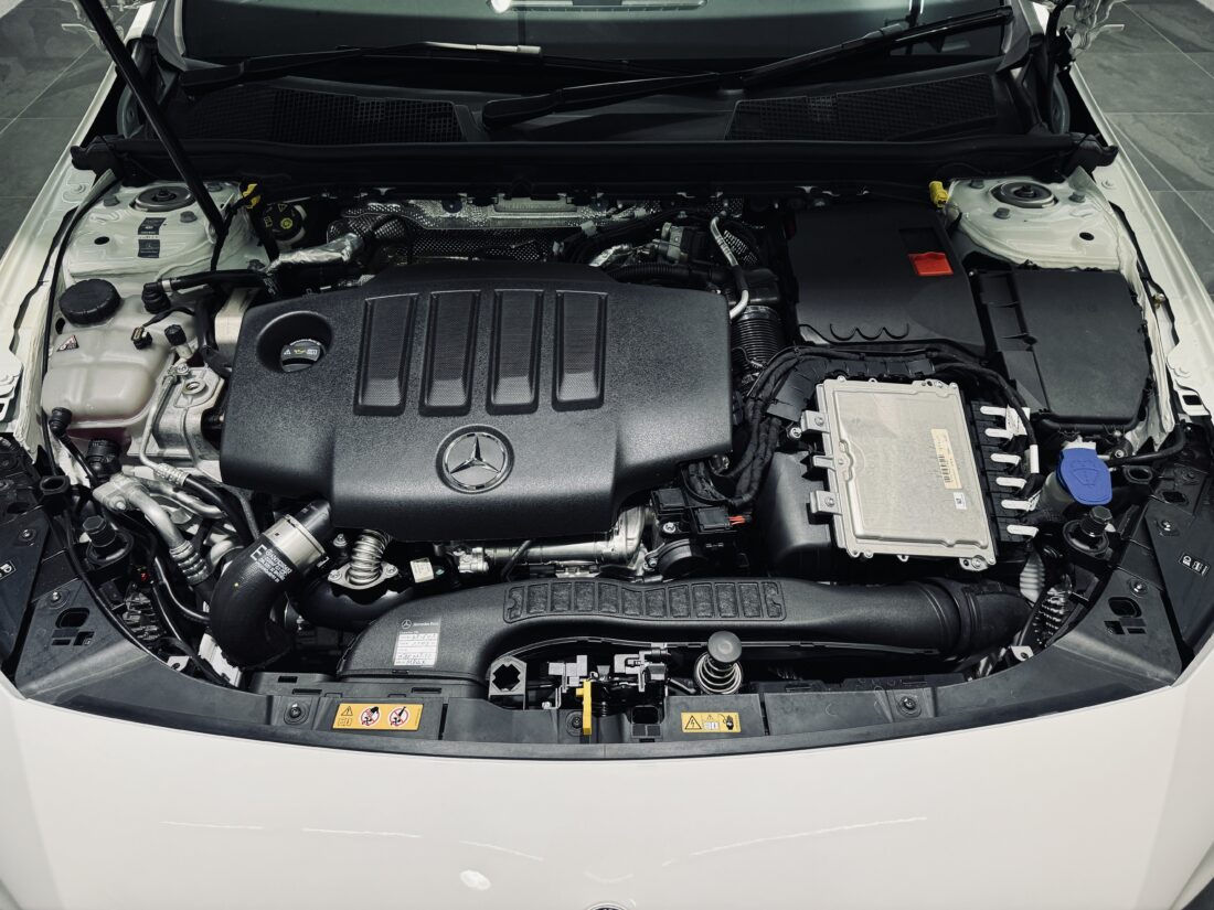 メルセデスベンツ　CLA200dシューティングブレーク　エンジンルーム