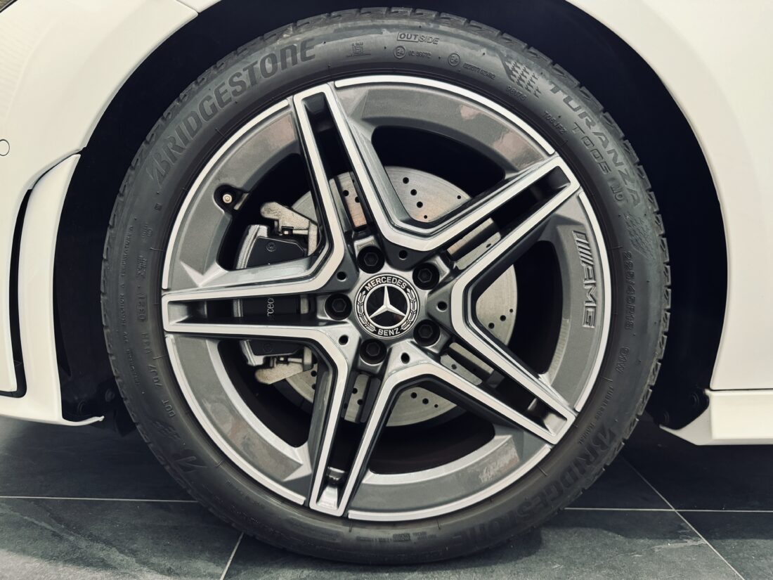 メルセデスベンツ　CLA200dシューティングブレーク　AMGライン専用ホイール