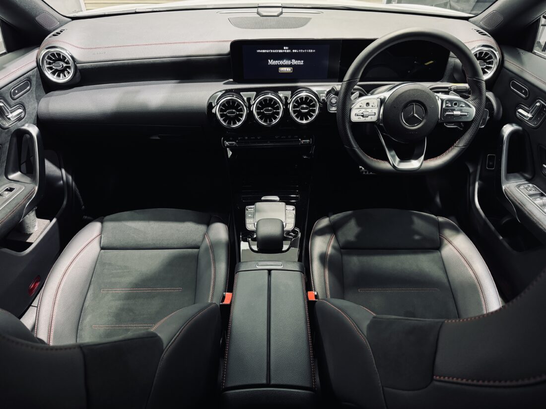 メルセデスベンツ　CLA200dシューティングブレーク　内装