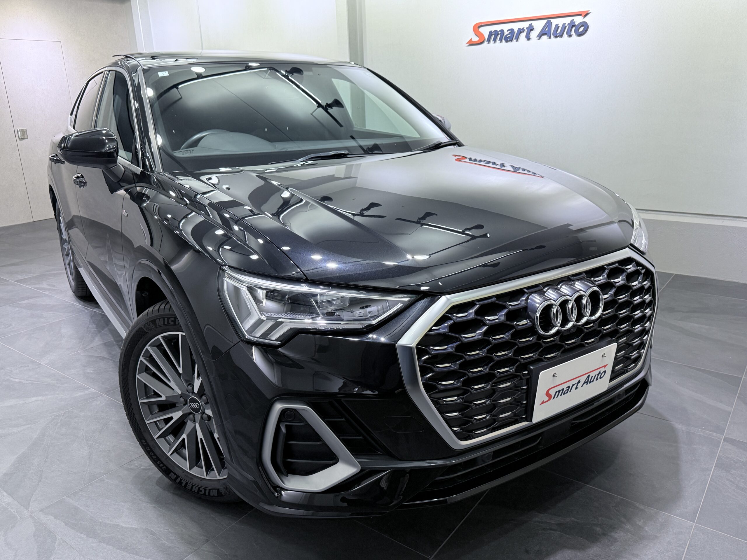 アウディ Q3スポーツバック　外観　ミストブラックメタリック