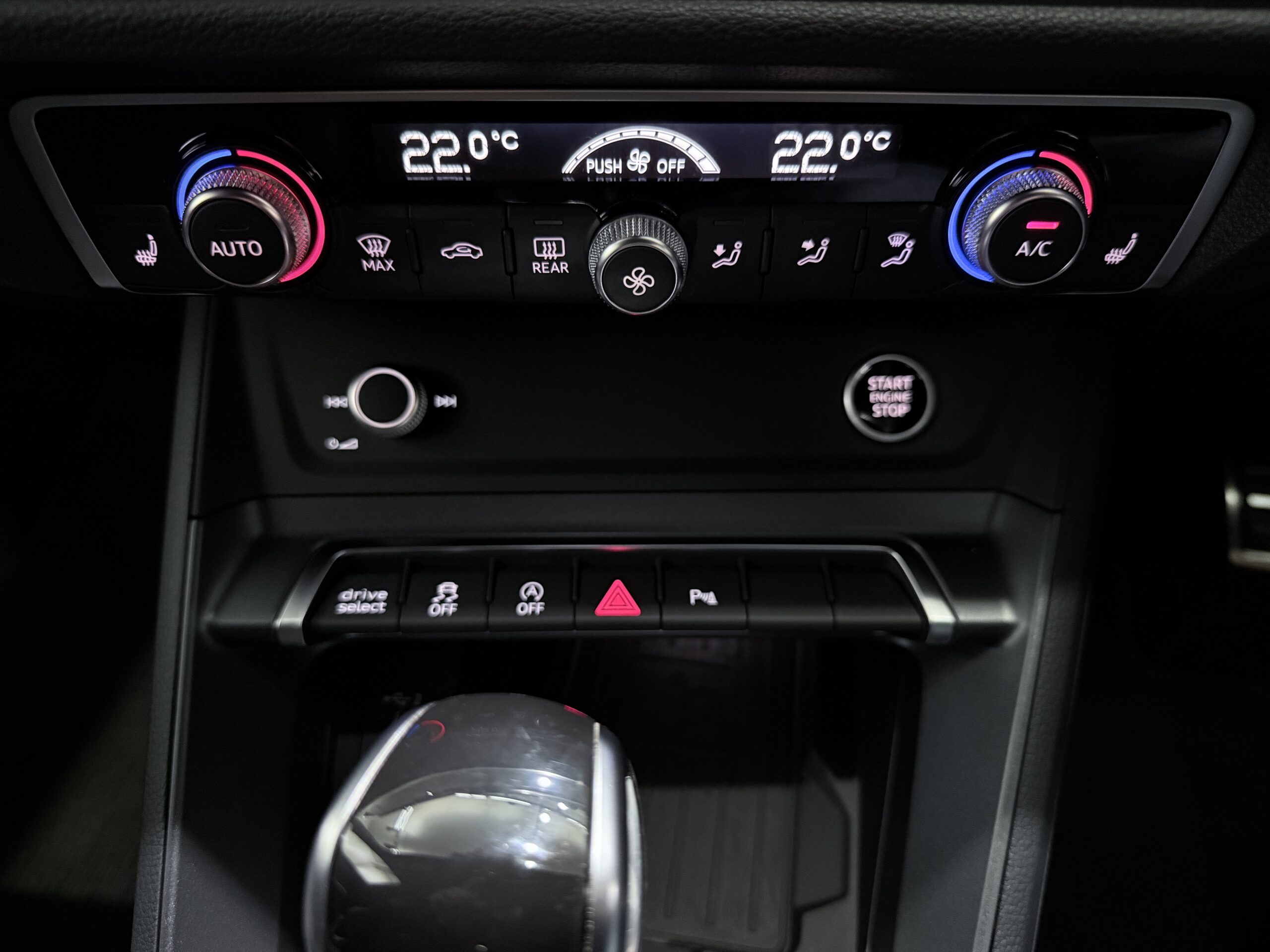 アウディ　Q3スポーツバック　ベーシックパッケージ