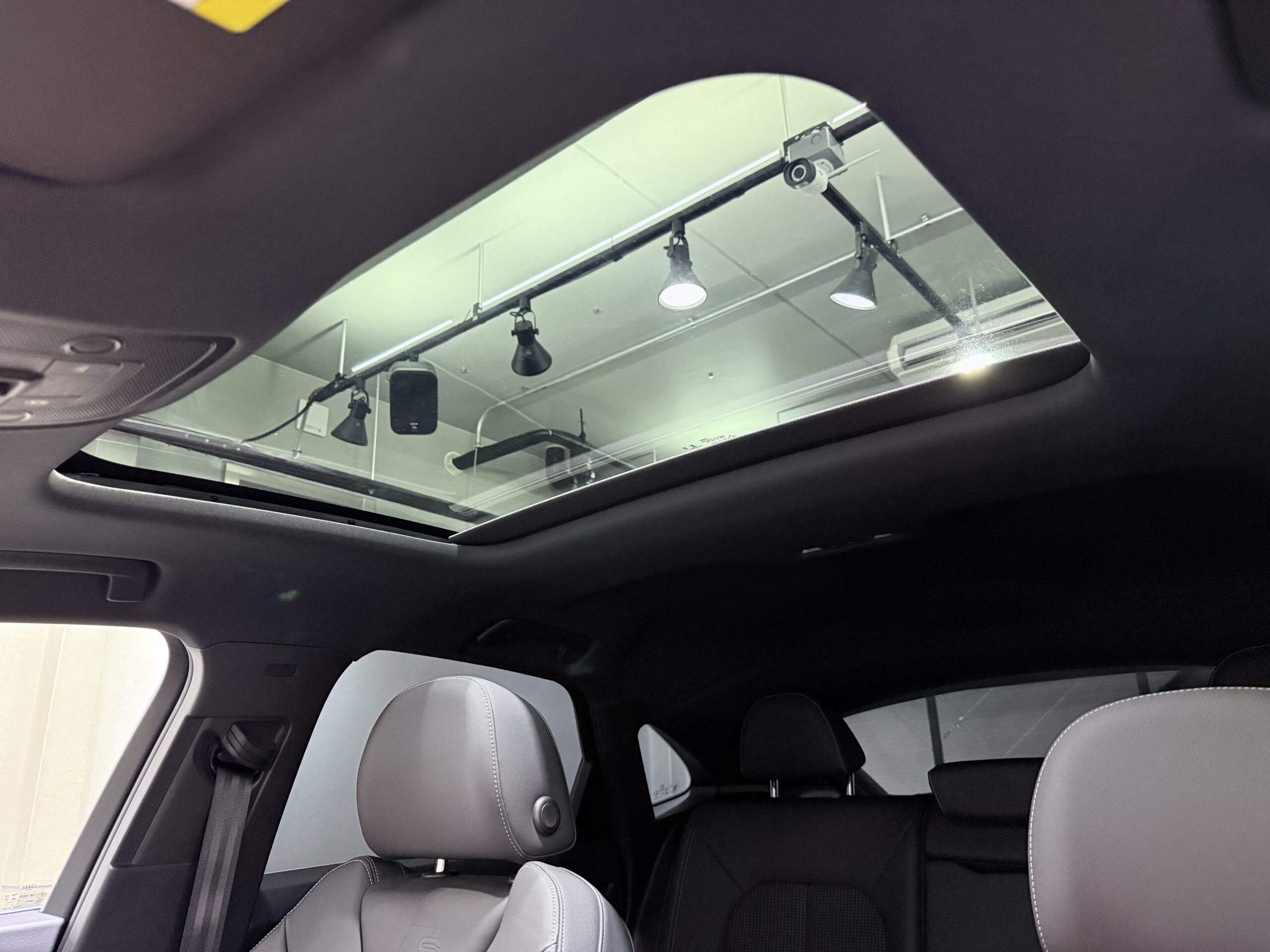 アウディ　Q3スポーツバック　パノラマサンルーフ