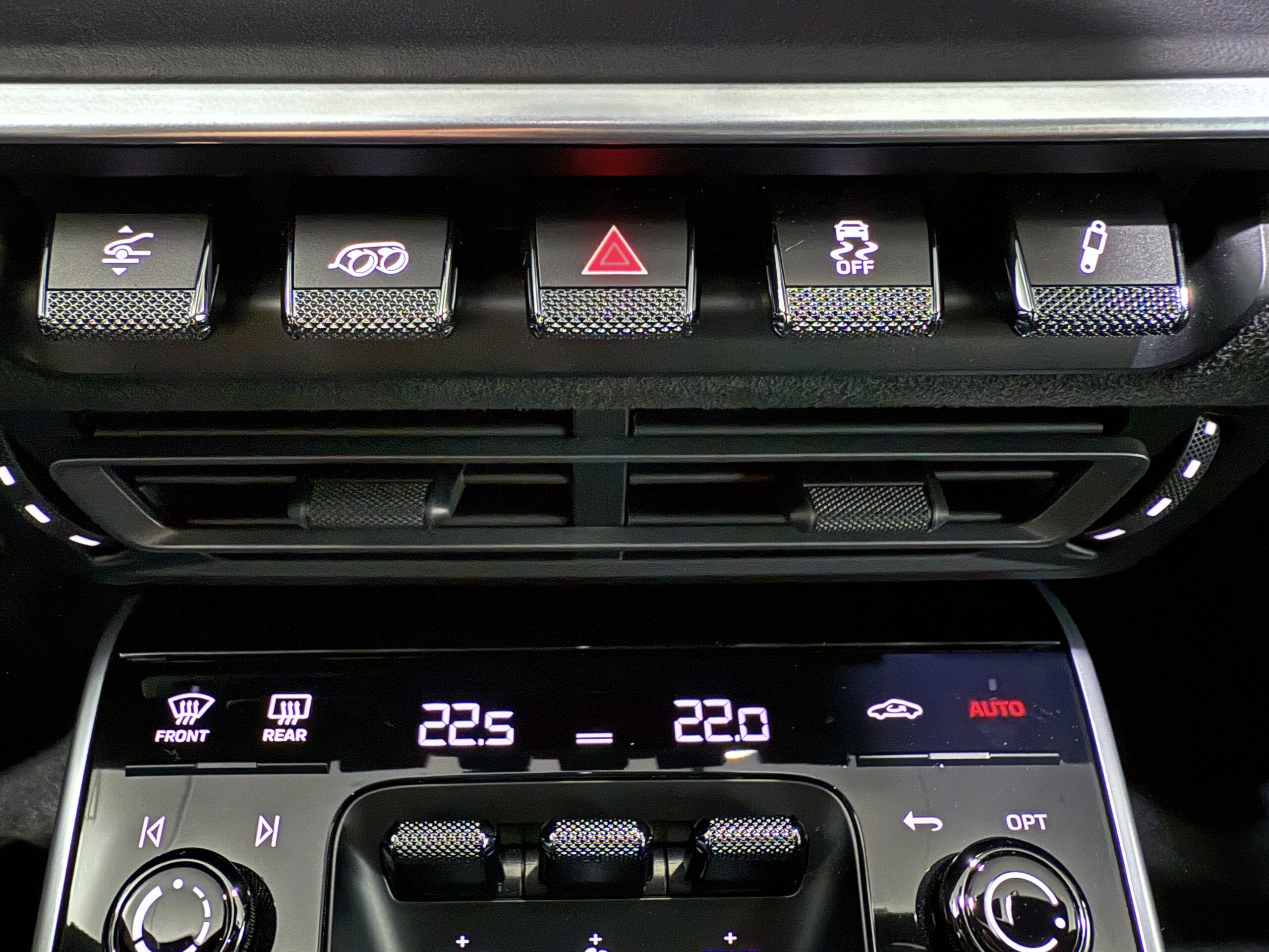 ポルシェ911 フロントアクスルリフト ボタン画像