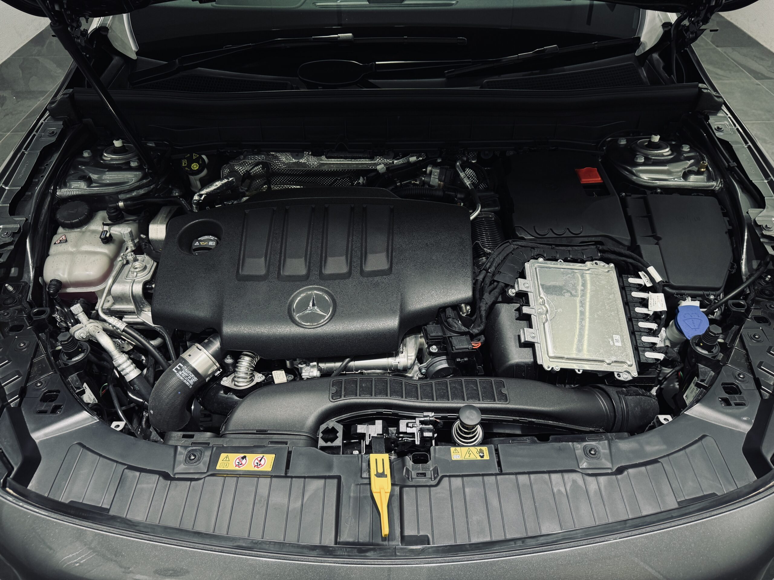 メルセデスベンツ GLB エンジンルーム　ディーゼルエンジン