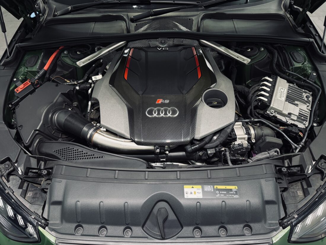 RS4アバント エンジンルーム