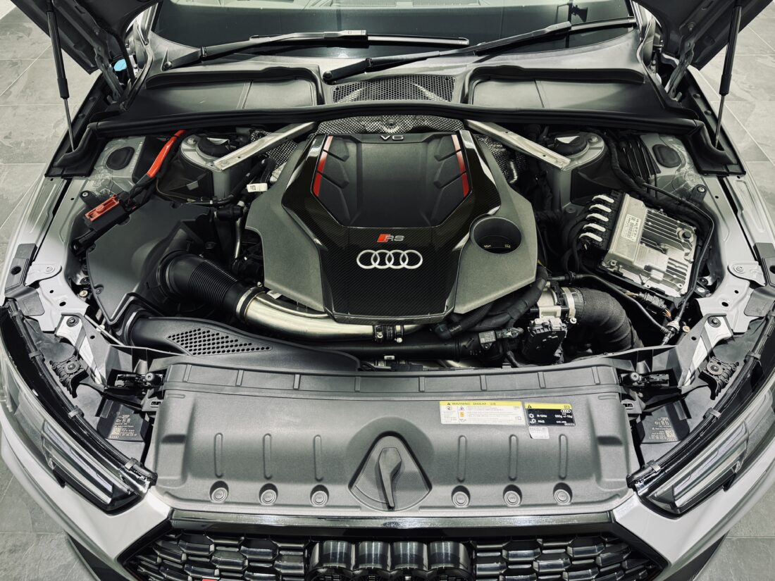 アウディ　RS4アバント　エンジンルーム
