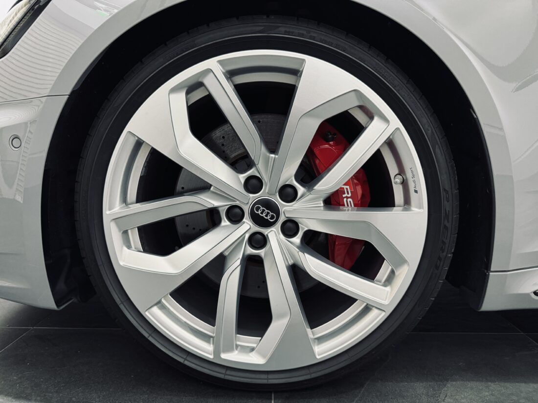 アウディ　RS4アバント　カラードブレーキキャリパー（レッド）