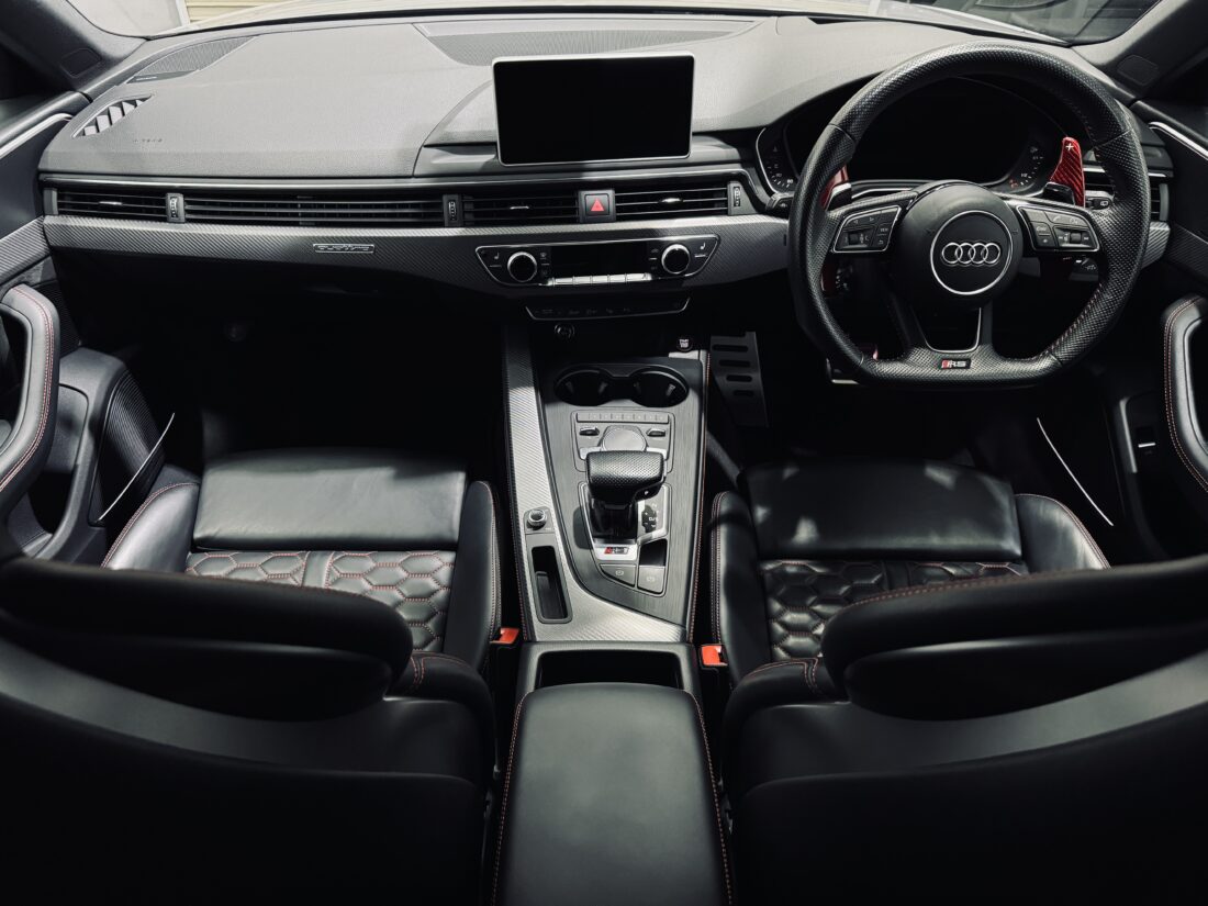 アウディ　RS4アバント　インテリア