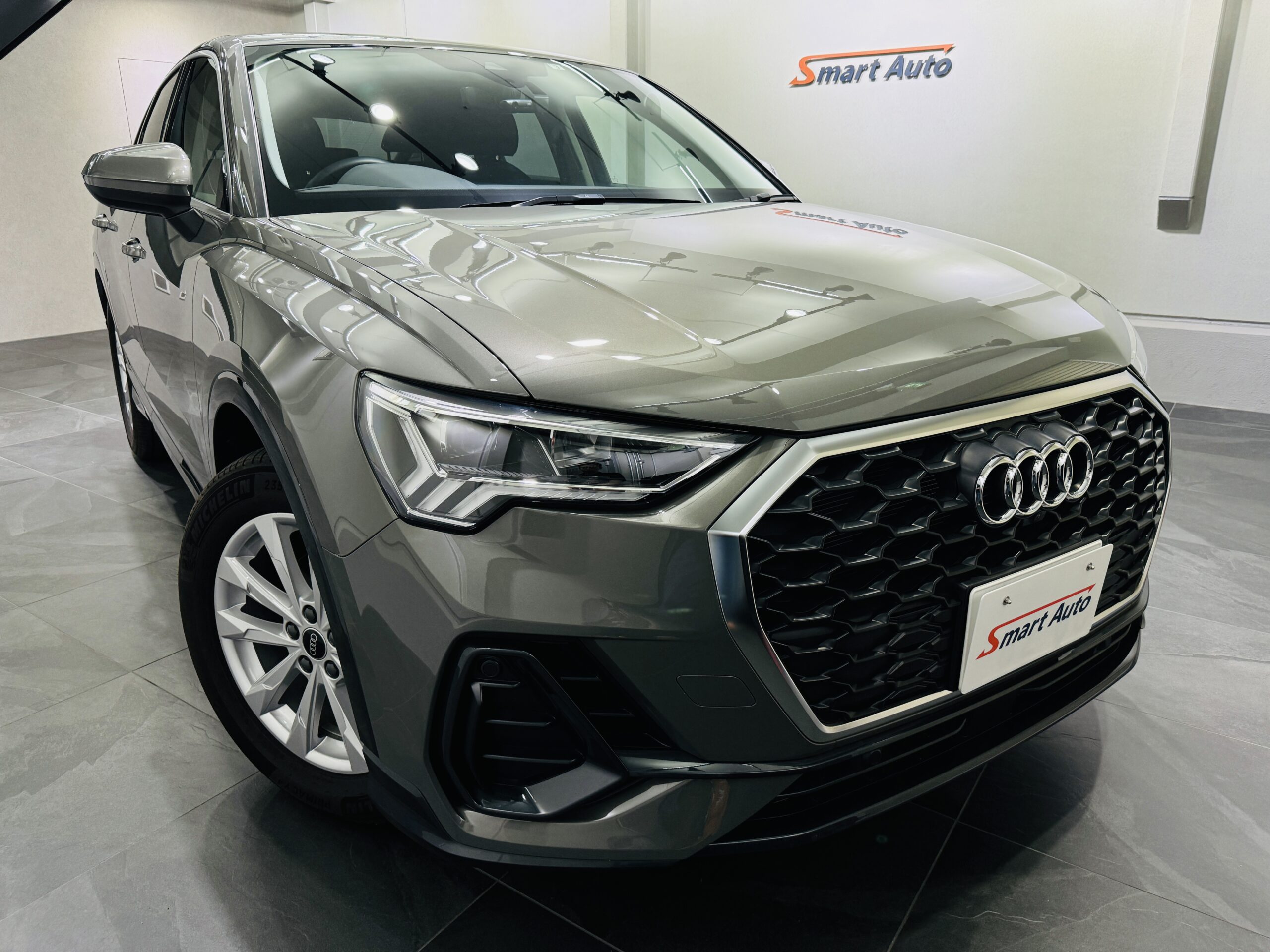 アウディ　Q3スポーツバック　外観　クロノスグレーメタリック