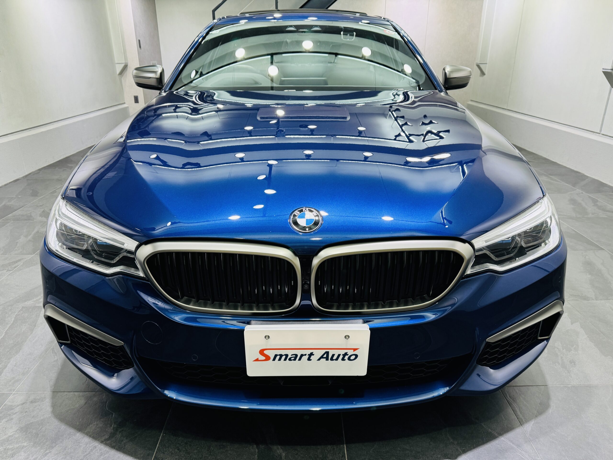 BMW　5シリーズセダン　外観　アルピンホワイト