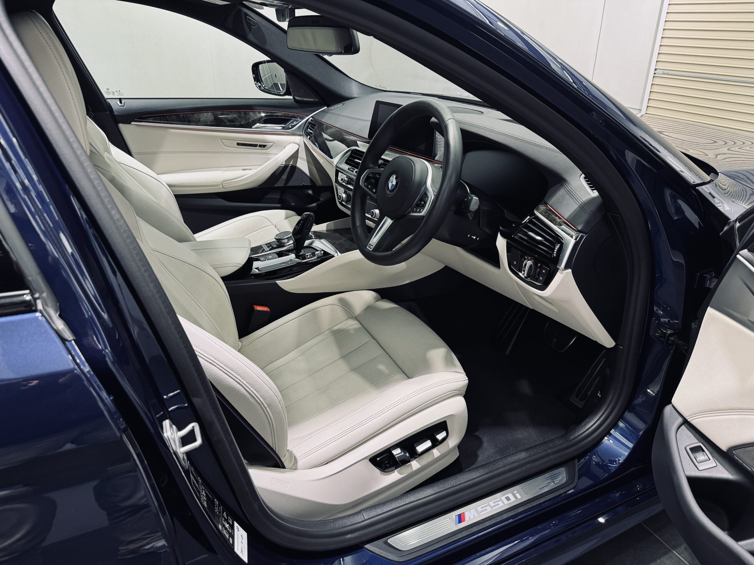 BMW　5シリーズセダン インテリア 運転席周り