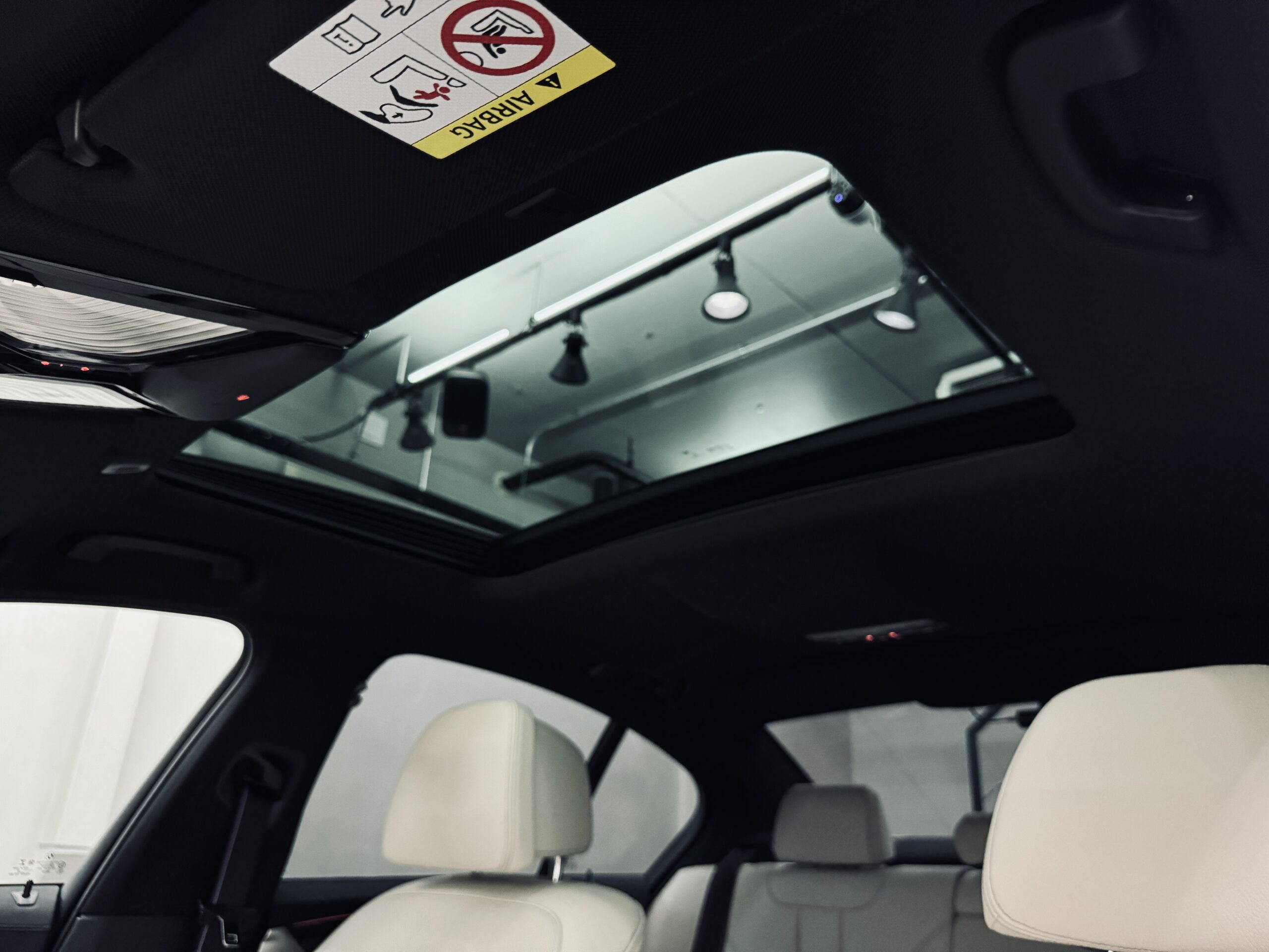 BMW　5シリーズセダン　電動パノラマサンルーフ